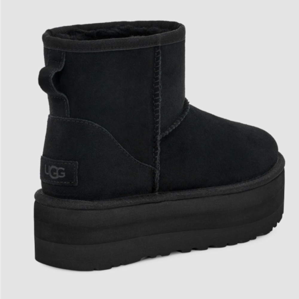 Women’s black Classic Mini Platform UGG boots size 8